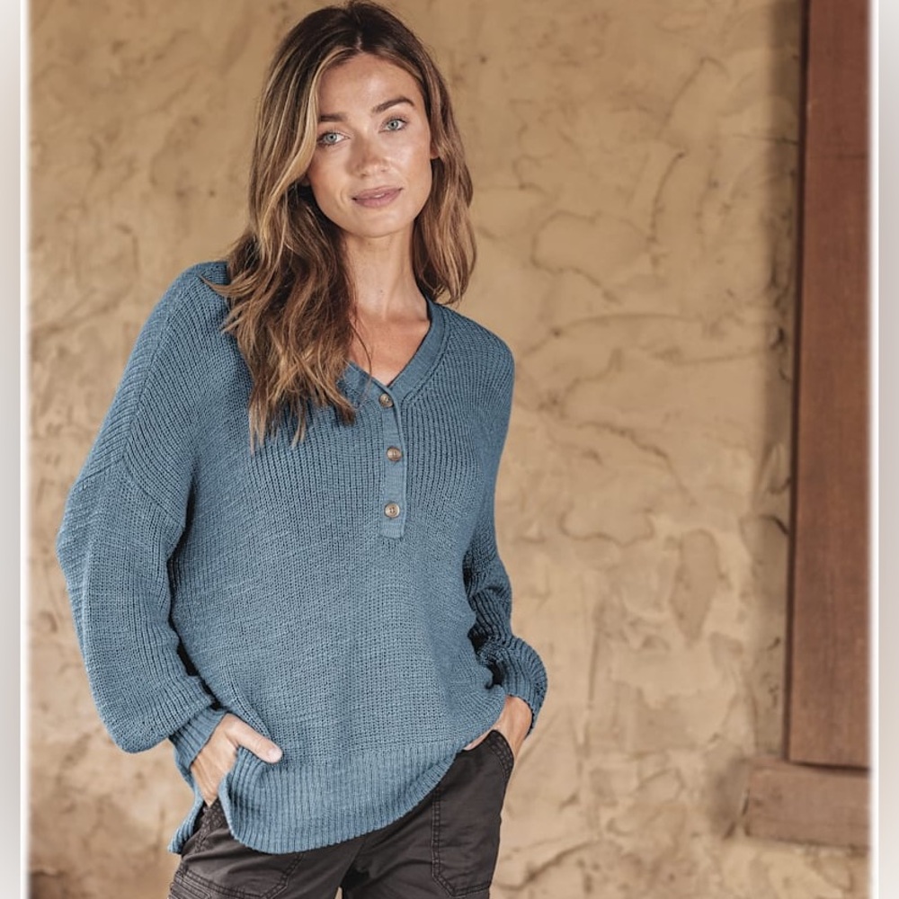 ❌SOLD DO NOT BUY❌ Gorgeous Blue Henley Sweater